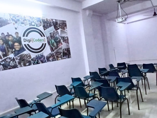 Smart Classrooms and Labs at Best IT Course Training Institute in Kanpur - DigiCoders
